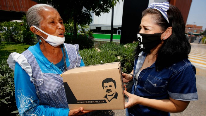 Mexiko: Eine Mitarbeiterin der "Fundación Alejandrina Guzmán" verteilt Hilfspakete mit dem Konterfei des Drogenbosses Joaquín "El Chapo" Guzmán.