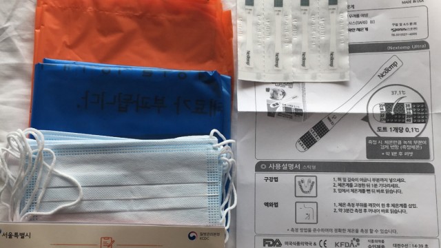 Corona in Südkorea: Maske, Desinfektionsmittel, Testkit, Plastiksack und Anleitung für die Quarantäne.