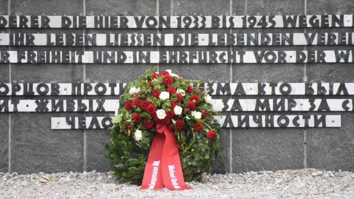 75. Jahrestag der Befreiung des KZ Dachau: Das Gelände der Gedenkstätte bleibt in diesem Jahr weitgehend leer. Kränze kann man von den Mitarbeiten niederlegen lassen.