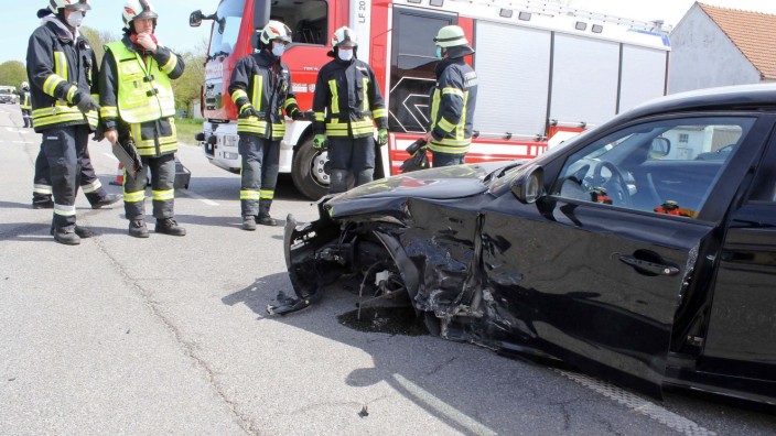 Landsberied: Das beschädigte Auto der 33-jährigen Frau, die nach links in Richtung Babenried abbiegen wollte.