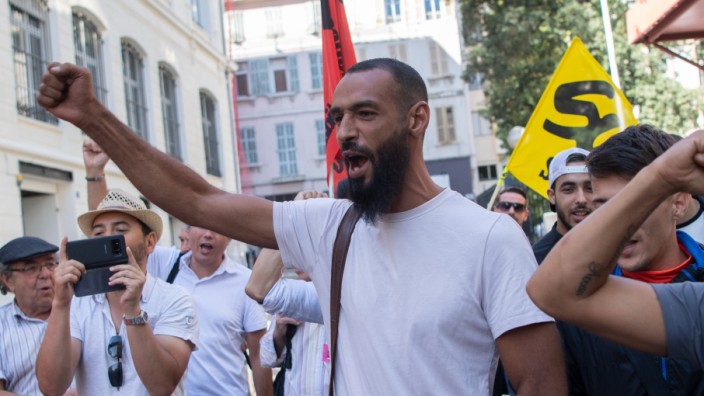 Frankreich: Kamel Guemari, der Fast-Food-Rebell, hat schon viele Kämpfe gegen McDonald's ausgefochten. Das Foto zeigt ihn nach einem Sieg vor Gericht im August 2018.