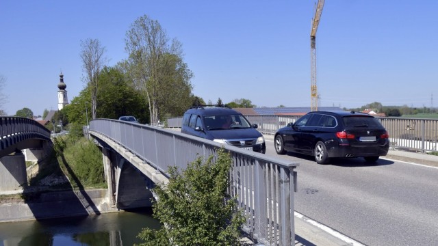 Oberding: Über den Isarkanal wird während der Bauarbeiten nur die schmale Brücke links von Fußgängern und Radfahrern genutzt werden können. Die breite Brücke rechts für den Autoverkehr wird zwar nicht abgerissen, aber der Fahrbahnbelag wird erneuert.