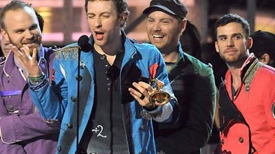 Grammy Awards in Los Angeles: Beinahe eine entschuldigende Haltung: die britische Band Coldplay mit einem ihrer Grammys.