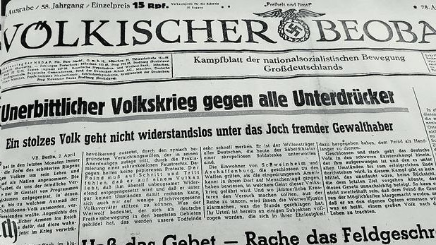 SZ-Serie: Das Weltkriegsende: Die vom Nazi-Regime kontrollierten Münchner Tageszeitungen setzten mal auf Schlagzeilen, die Mut machen sollten, mal auf Gräuelpropaganda. Mit der Realität hatte beides oft wenig zu tun. Collage: Alper Öze