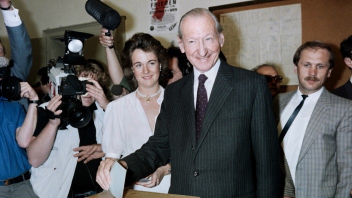 Kurt Waldheim: Waldheim bei der Stimmabgabe in der ersten Runde der Präsidentenwahl 1986.