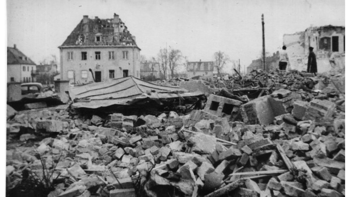 Oberschleißheim: Wegen des Fliegerhorsts stand Schleißheim oft unter Beschuss. Gleich beim ersten Bombenangriff 1942 wurde das Simekhaus völlig zerstört, das Pfarrhaus blieb stehen, wenn auch wie die Kirche stark beschädigt.