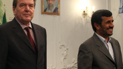 Besuch bei Ahmadinedschad: Umstrittener Besuch: Altkanzler Gerhard Schröder (l.) bei Irans Präsident Mahmud Ahmadinedschad.
