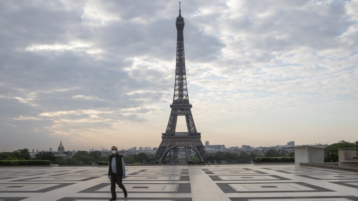 Coronavirus in Frankreich: "Nicht einmal Zeit, sich abzuschminken": Ein Mann überquert die Place du Trocadéro in Paris, im Hintergrund der Eifelturm.