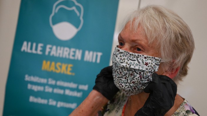 Coronavirus: Frau mit Mundschutz in Frankfurt am Main