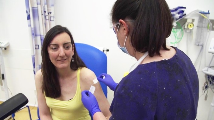 Flut an Fake News: Elisa Granato (links) nimmt an einer Impfstoffteststudie der Oxford University teil.