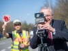 Bayerns Innenminister Joachim Herrmann - auf diesem Bild bei einem Blitzmarathon 2019 - will die Unfallgefahr durch Raser im Freistaat verringern.