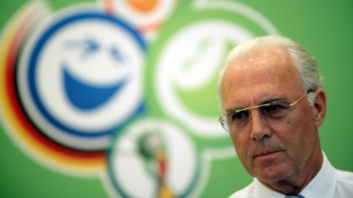 OK Präsident Franz Beckenbauer (Deutschland) vor dem WM Logo - PUBLICATIONxINxGERxAUTxJPNxHUNxONLY; Beckenbauer