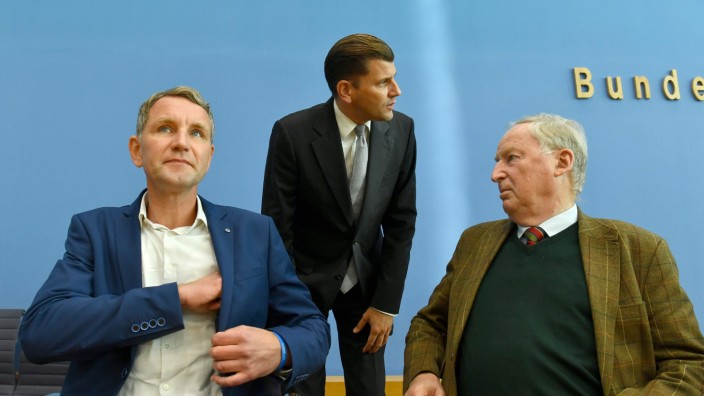 AfD-Sprecher Christian Lüth: Vertraut mit Parteioberen: Der bisherige AfD-Sprecher Christian Lüth (Mitte) mit Fraktionschef Alexander Gauland (rechts) und dem Thüringer Parteichef Björn Höcke bei einer Pressekonferenz im Oktober 2019.