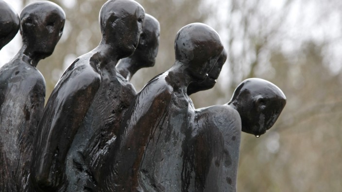 Im April 1945: Gebeugt, getrieben, verhungernd und von Willkür bedroht: Das Mahnmal des Bildhauers Hubertus von Pilgrim zeigt den Todesmarsch aus dem KZ Dachau Richtung Alpen eindringlich.