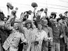 Am Tag der Befreiung des Konzentrationslagers Dachau jubeln Häftlinge ihren Rettern, den US-amerikanischen Soldaten, zu.