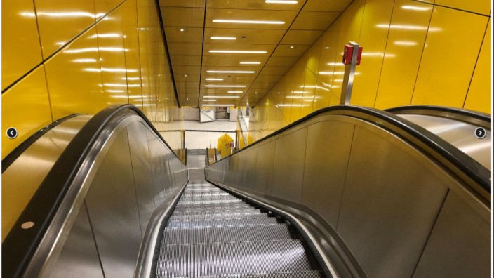Verkehr in München: Die neuen Wandverkleidungen leuchten frisch, das Farbkonzept für die Bahnsteigebenen bleibt bestehen: Gelb für die U 1 und U 2, Blau für U 3 und U 6.