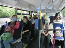 Bussen, Straßenbahnen und Regionalzüge: Das Ende der Maskenpflicht naht