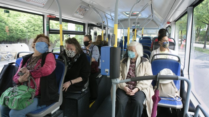 Corona-Maßnahmen in Bayern: Bald ein Bild der Vergangenheit? Fahrgäste mit Mund-Nasen-Schutz und Sicherheitsabstand in einem Bus der MVG am Ostbahnhof.