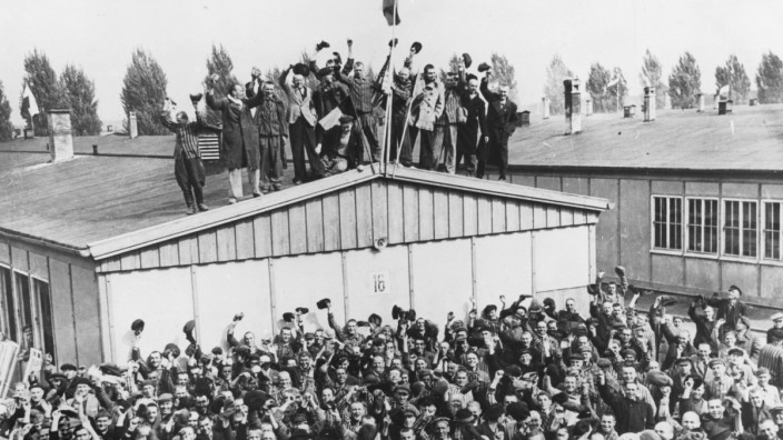 Jubelnde KZ-Häftlinge nach der Befreiung des KZ Dachau, 1945