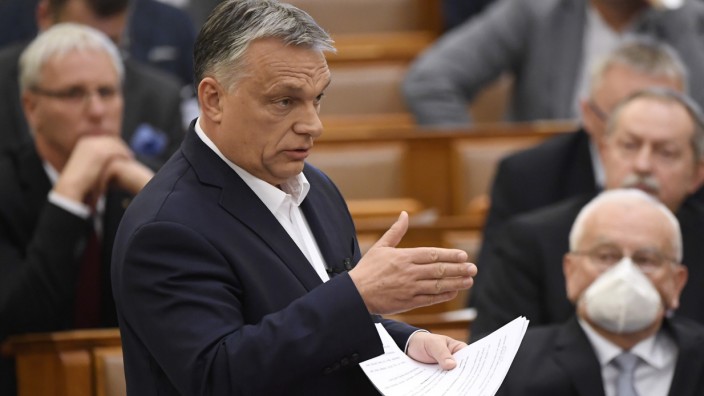 Internationale Studie: Noch wird Ungarn im Index als Demokratie gelistet, droht aber weiter abzurutschen: Premier Orbán regiert per Dekret, seit das Parlament Ende März dafür gestimmt hat.
