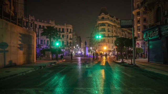 Pressefreiheit: Sicherheitskräfte riegeln eine Straße in Kairo ab. Mittlerweile herrscht im Land nachts eine strenge Ausgangssperre.