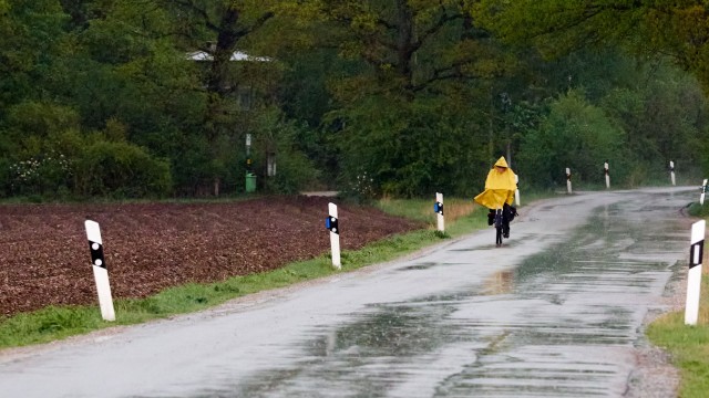 Verkehr im Landkreis Ebersberg: Die schmale Straße zwischen Purfing und Baldham Dorf ist nicht nur bei Regen für Radler ein schwieriges Pflaster.