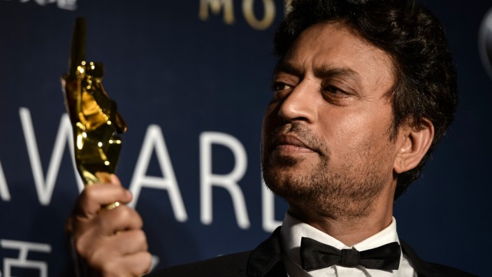 Nachruf auf Irrfan Khan: Irrfan Khan mit dem Asian Film Award, mit dem er im Jahr 2014 ausgezeichnet wurde.
