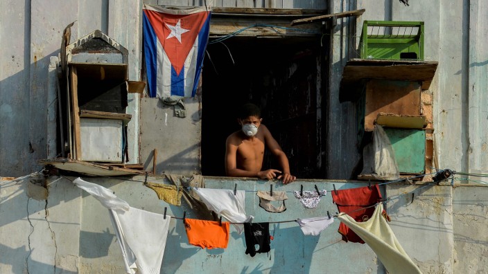 Dritte Pest: "Wir erkennen, dass es keinen Ort gibt, an den wir flüchten könnten." Mann auf einem Balkon in Havanna, Kuba.