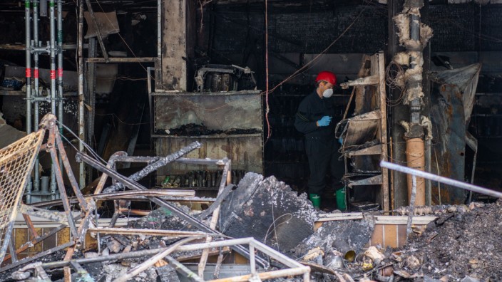 Waldkraiburg: Ein Brandermittler der Polizei arbeitet drei Tage nach dem Brand eines türkischen Geschäfts in der Ruine.