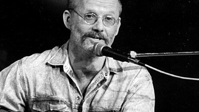 DDR-Liedermacher Demmler: Kurt Demmler bei einem Auftritt in Berlin 1988: Offenbar hat der Liedermacher in seiner Zelle Selbstmord begangen.