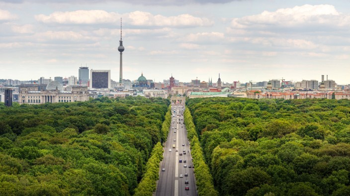 Panorama von Berlin Mitte mit Teilen des Berliner Tiergartens und der Strasse des 17 Juni 11 07 201