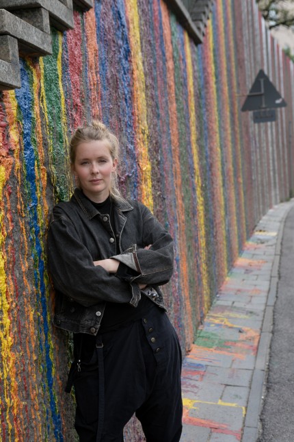 Janine Mackenroth mit ihrer Bemalung der Wände am Mittleren Ring, Leuchtenbergring