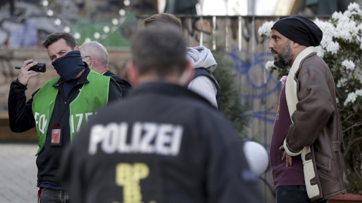 Berlin am 1. Mai: Der Comedian Abdelkarim Zemhoute (rechts im Bild) im Gespräch mit der Polizei nach dem Angriff durch Unbekannte.