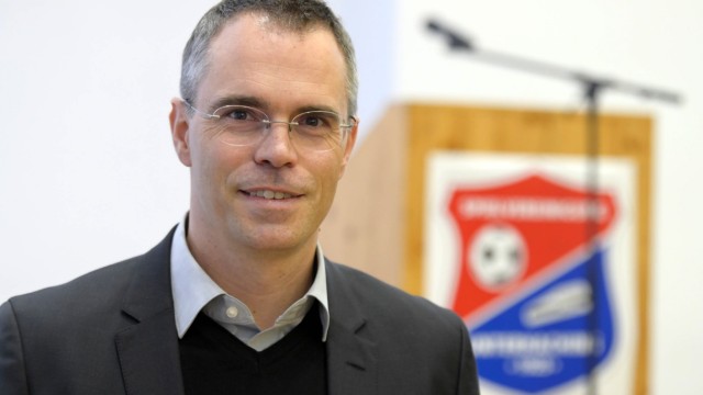 Fußball und Wissenschaft: Institutschef Florian Kainz ist zudem Aufsichtsratsvorsitzender der SpVgg Unterhaching.