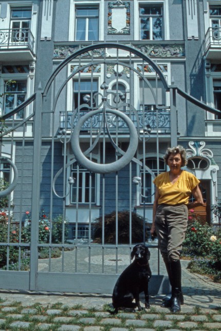 Die deutsche Schriftstellerin Utta Danella mit ihrem Hund vor ihrem Anwesen in München Deutschland