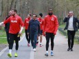1.FC Köln Training mittlere Reihe von links: Frank Aehlig, Horst Heldt, Alexander Wehrle (alle 1.FC Köln) auf dem Weg z