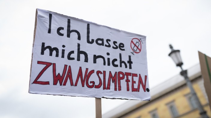 Corona-Krise: Eines der Schilder bei einer Demonstration gegen die Corona-Maßnahmen der Bundesregierung am Samstag vor der Münchner Residenz.