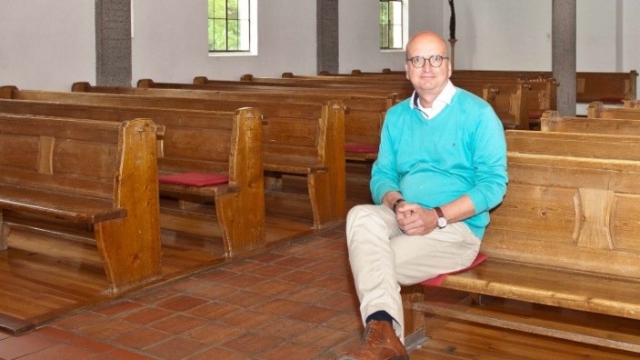 Weihnachten: Pfarrer Stephan Opitz in seiner leeren Kirche. Damit sich das bald ändert, sollen neue Wege gegangen werden.