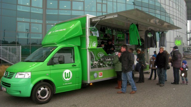 VfL Wolfsburg Fanartikel Verkaufswagen vor der VW Arena