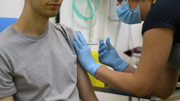 Corona-Impfstoff: Injektion eines potentiellen Impfstoffs bei einem Probanden in Großbritannien