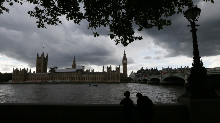 Krisen und Stadtplanung: Das britische Parlament in London. Politiker forderten 1858, London sollte endlich von den "bösartigen Ausdünstungen" der Themse befreit werden.