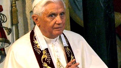 Streit um Holocaust-Leugner: Papst Benedikt XVI. gerät nach der Rehabilitierung eines Holocaust-Leugners unter Druck.