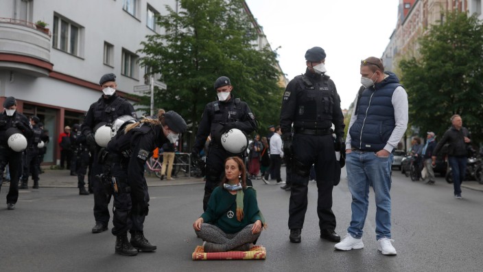 Verschwörungstheorien: Eine Frau bei einer "Hygiene-Demo" am 1. Mai in Berlin.