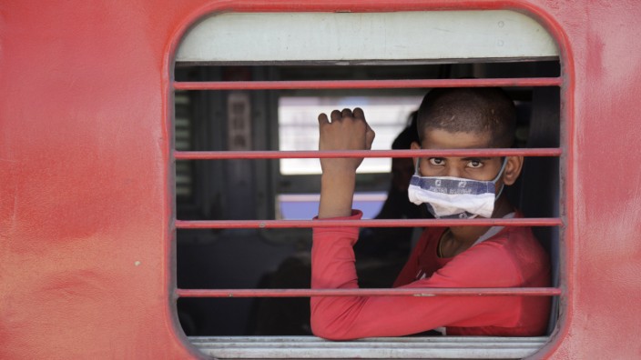 Indien: Um die Kosten für die Zugfahrt nach Hause ist in Indien ein politischer Streit entbrannt. Viele Wanderarbeiter können sich das Ticket nicht leisten.