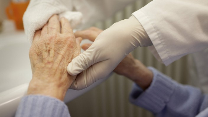 94 jährige Frau im Altenpflegeheim Deutschland 94 years old woman at a nursing home Germany