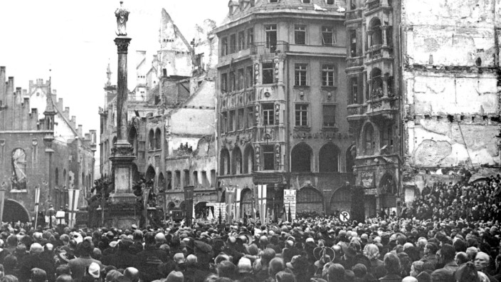 Rückkehr der Patrona Bavariae auf den Marienplatz 1945