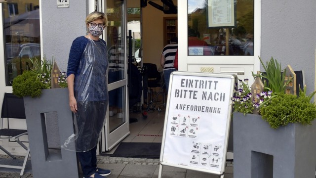 Erding: Klare Ansage vor dem Friseursalon "Schnitt Punkt" in Erding. In der Tür steht Inhaberin Bettina Steiner.