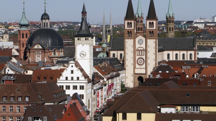 St.Kilian Dom mit Turm des Rathauses in Würzburg, Unterfranken, Bayern, Deutschland *** St. Kilian Cathedral with tower