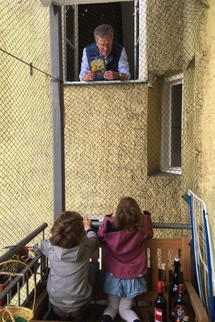 Musik-Tipp: Großvater Peter Weidinger bei einer "Treppenhaus-Balkon-Lesung" für seine Enkel Paul und Luise.