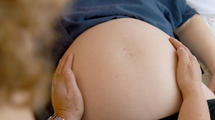 Ambulante Betreuung: Wer in München eine Hebamme sucht, muss Geduld mitbringen und früh in der Schwangerschaft anfangen.